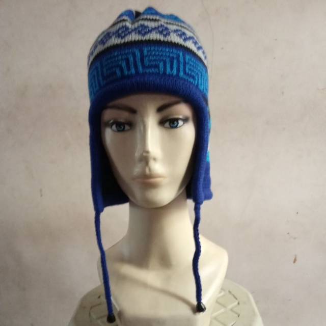 Kupluk rajut tali north of ridge