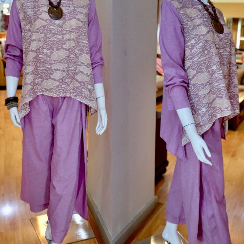 Ajeng Ungu motif Mega mendung