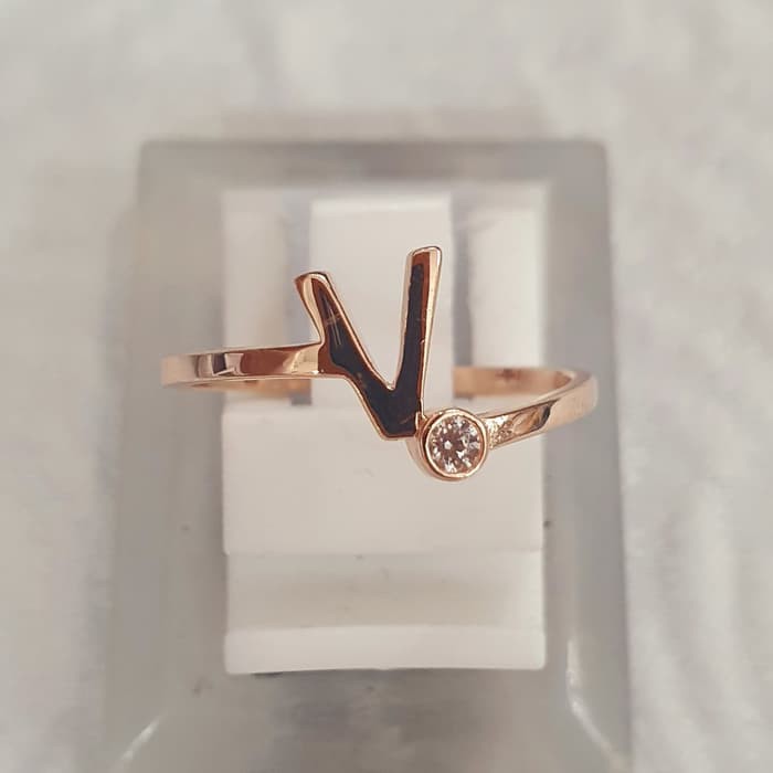cincin alfabeta 75% 750 75 % huruf V rose gold