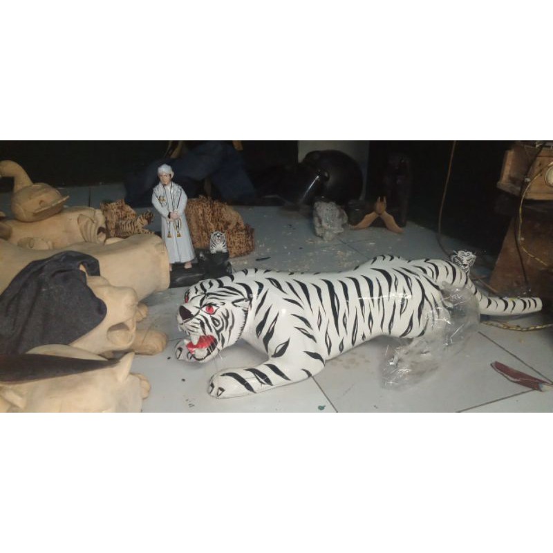 patung macan putih bahan kayu uk50