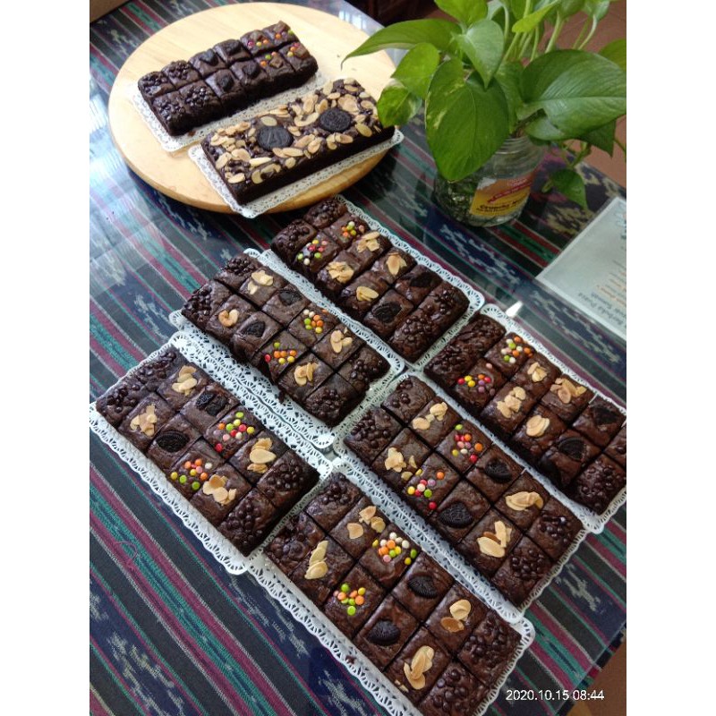

Fudge Brownies Bandung, Shiny crust, rasa premium