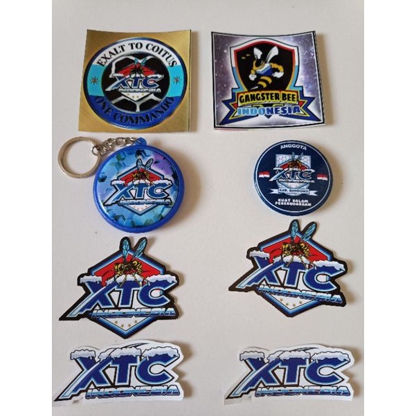 Gantungan kunci,pin,stiker xtc anti air dalam satu paket total 8