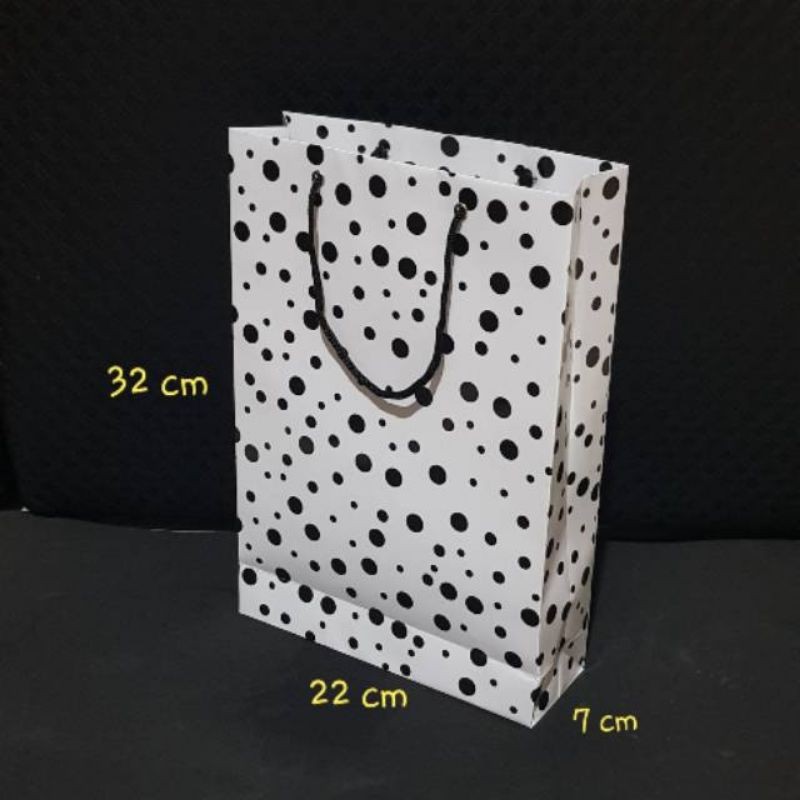 

Paper Bag Polkadot 32 x 22 x 7 cm ( 1 pack isi 10 pcs)