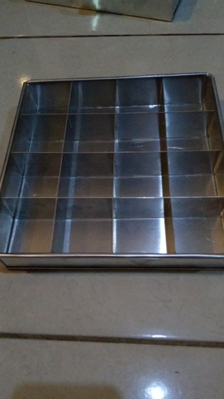 Loyang Bronis Sekat Uk 20x20x4 Isi 16kotak