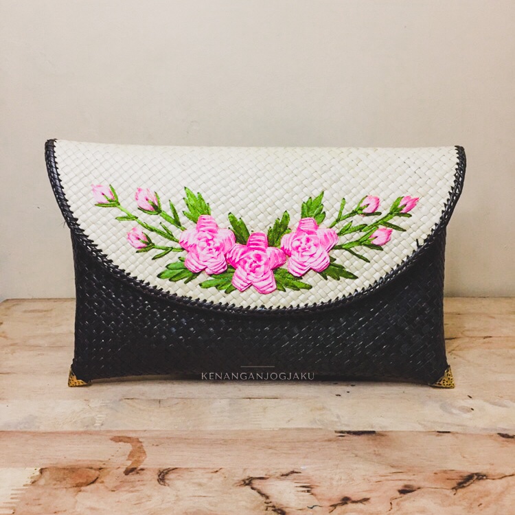 Clutch Anyam Sulam Bunga Wanita Tas Kondangan Pesta Anyaman Murah Oleh oleh Kerajinan Jogja Etnik
