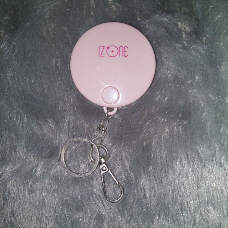 IZ*ONE IZONE EYES ON ME EOM KIT (SAKURA PHOTO PROJECTION KEYRING)