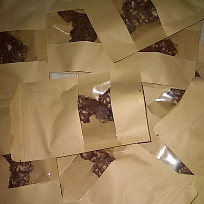 

coklat kacang.