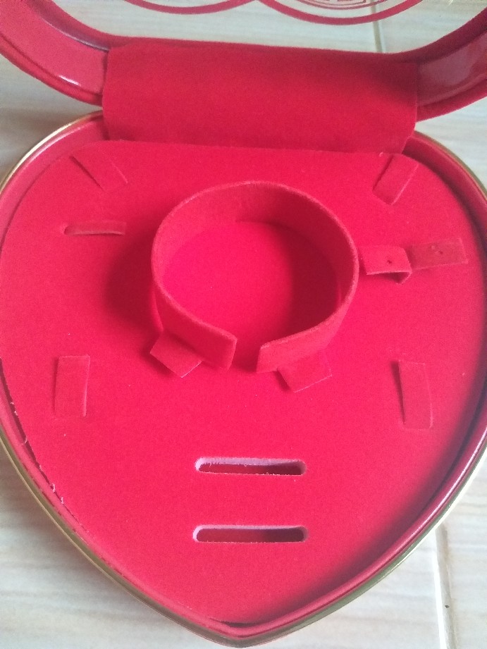 Set Kotak Perhiasan Bentuk Love List Emas