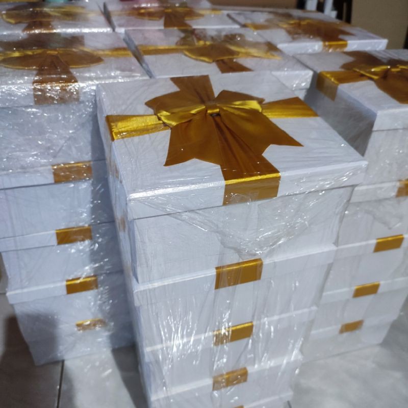 HARDBOX KOTAK KADO SPESIAL HAMPERS HADIAH ULTAH GIFT BOX PUTIH PITA SATIN GOLD