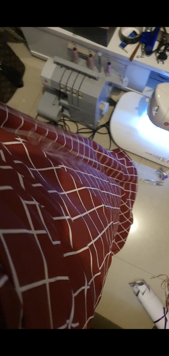 Moon Kain Sprei Meteran Katun Lokal Catra Esra Motif Kotak Devan Merah Hitam