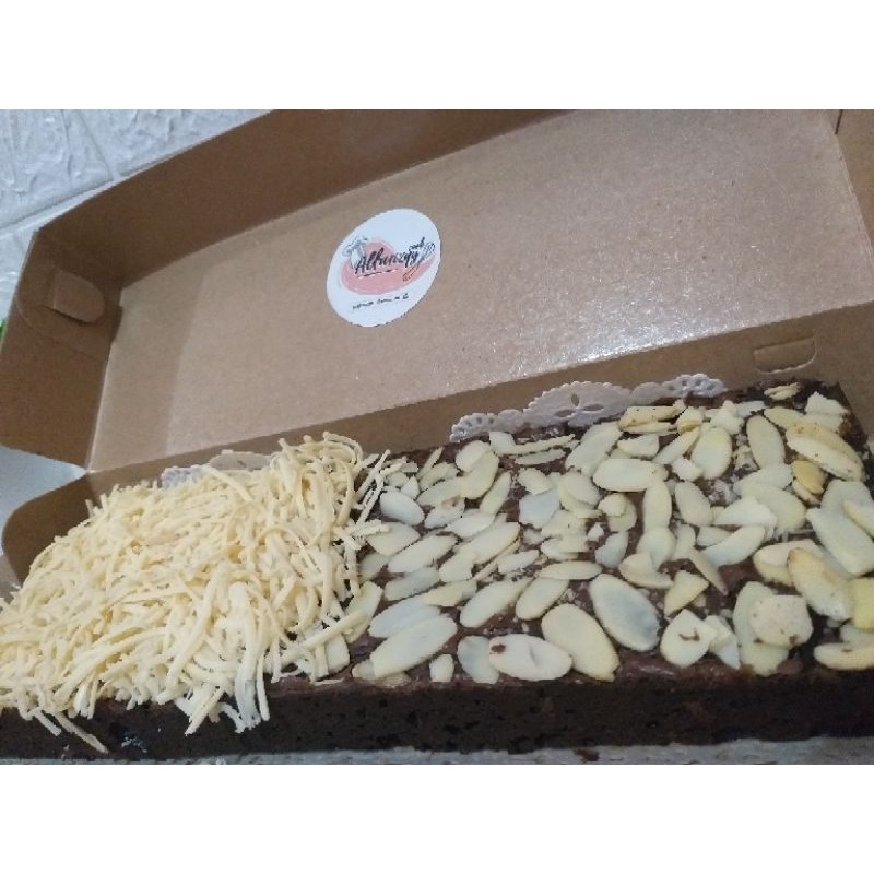 

Fudgy Brownies/Brownies Panggang Topping Keju dan Almond