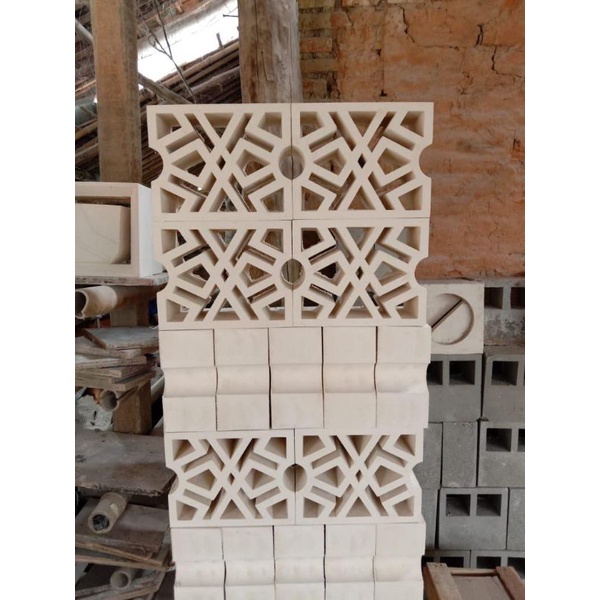 roster roster modern beton minimalis lobang angin ventilasi udara motif kaligrafi putih