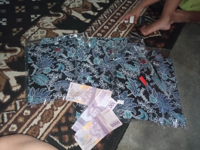 Kemeja Batik Slimfit Couple Ayah Dan Anak Warna Dasar Red Velvet Motif Pink Putih