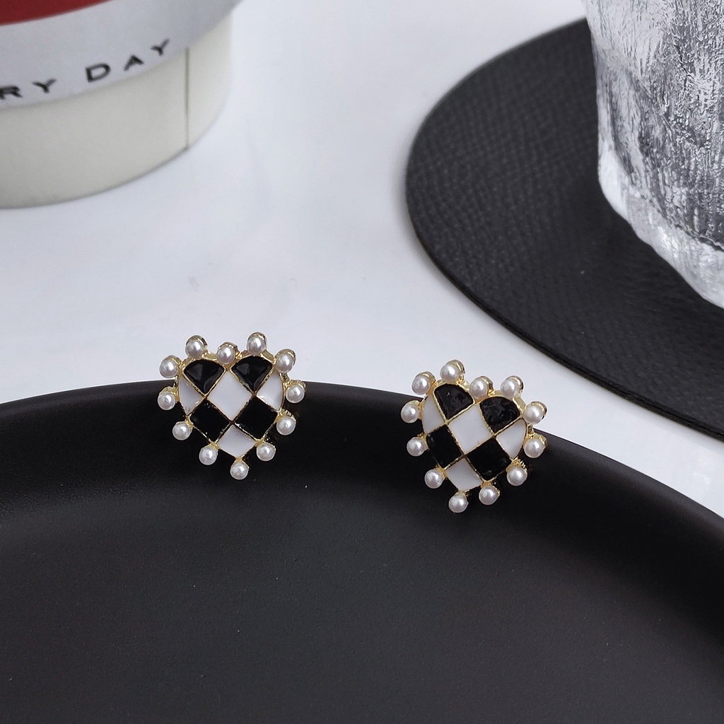 Anting Stud Bentuk Hati Motif Kotak-Kotak Aksen Mutiara Gaya Vintage Untuk Wanita