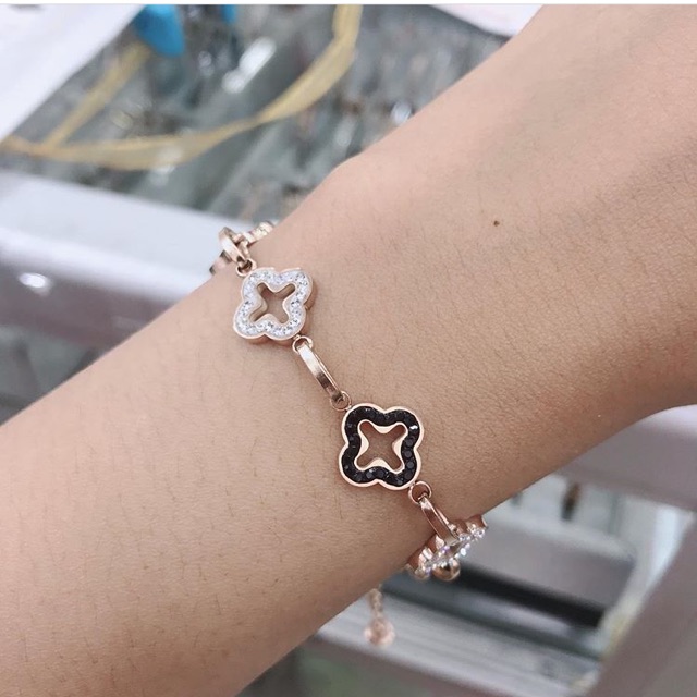 GELANG BUNGA PUTIH TITANIUM