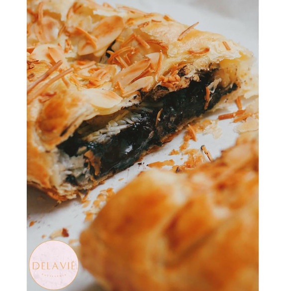 

CHOCO CHEESE PUFF (DELAVIE PATISSERIE)