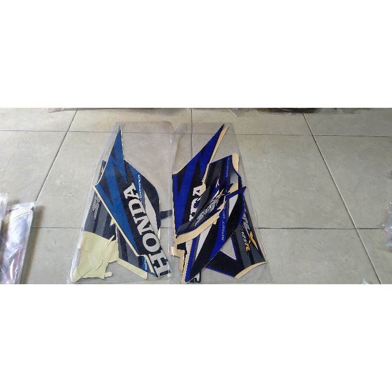 STRIPING STICKER LIS BODY MOTOR SUPRA X 125 CW TAHUN 2005