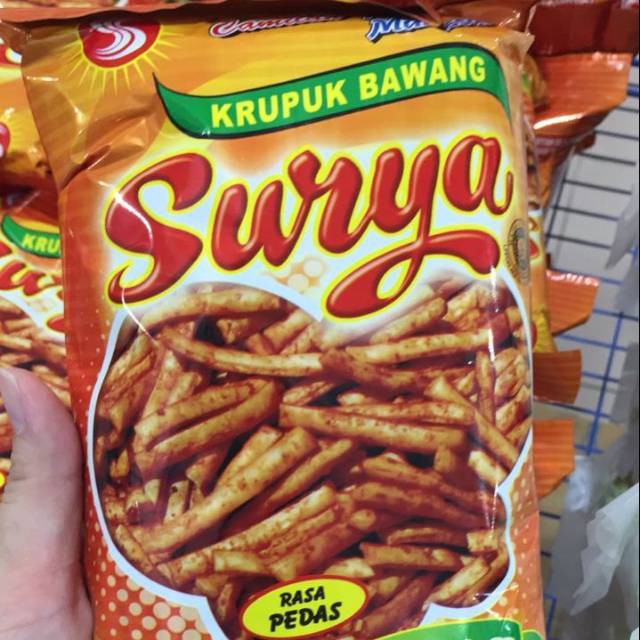 

Surya Krupuk Bawang Pedas 225 Gram Cemilin Snack Kripik Ole Ole Asli Khas Makassar