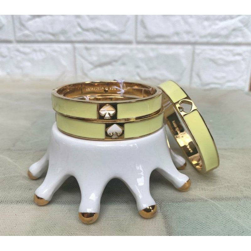 

Kate Spade 10 MM Spade Hinge Bangle Hole Punch Spade - Yellow