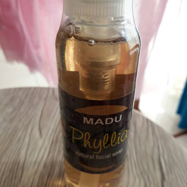 Phyllia facial wash