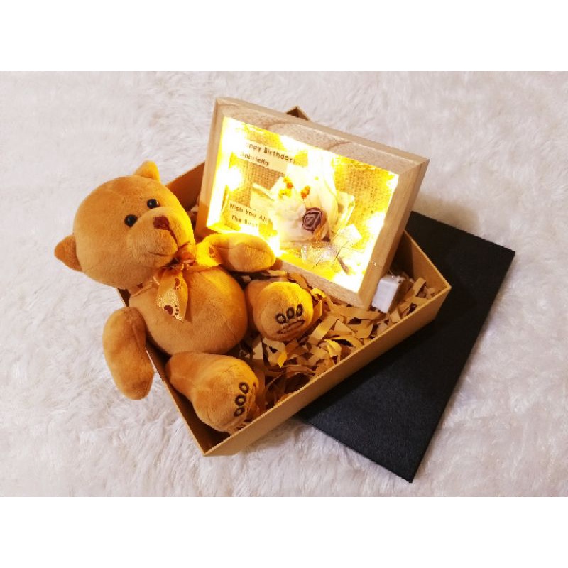 

Gift Set Hadiah Bouquet Frame LED Buket Boneka Mewah Hampers Bingkai Foto Mawar Souvenir Murah Buket Bunga Dried Flowers Hadiah Ulangtahun Wisuda Graduation Anniversary Custom Hard Box Kardus Dus Pita