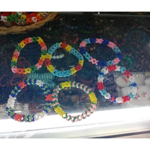 Gelang manik khas kalimantan