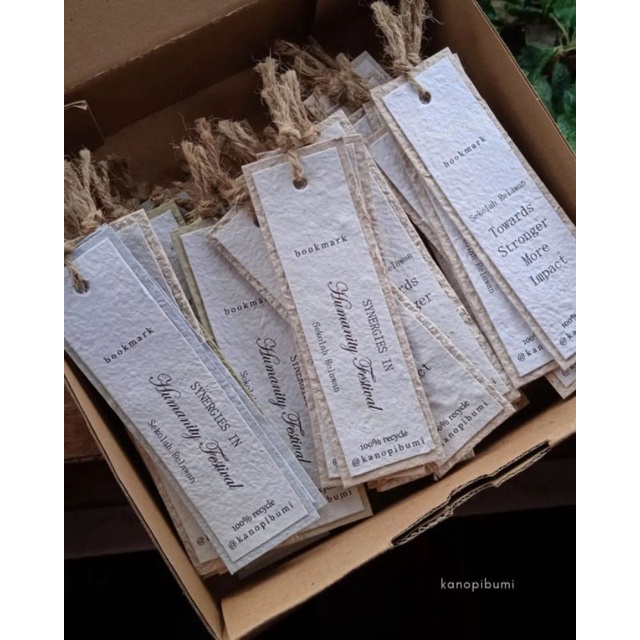 

4 PCS PEMBATAS BUKU CUSTOM VINTAGE KERTAS DAUR ULANG SOUVENIR PERNIKAHAN / BOOKMARK / HANDMADE AESTHETIC SOUVENIR PERNIKAHAN WEDDING ACARA EVENT