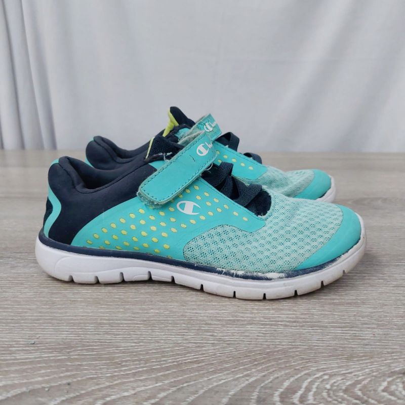 Preloved Sepatu Champion Warna Biru