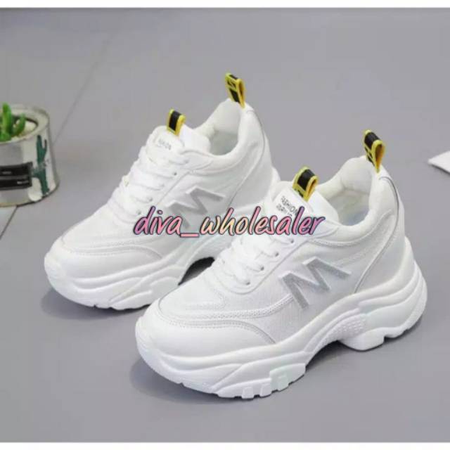 Sepatu sneakers wanita fashion M