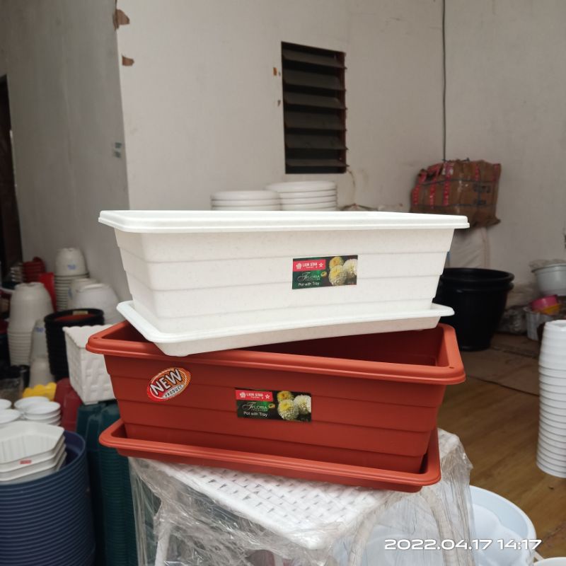 Pot plastik Trivetto small/kecil merk Lion Star - Pot persegi panjang + tatakan warna putih dan bata