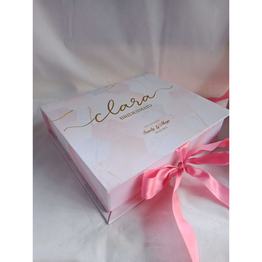 

Kotak kado ulang tahun wisuda pernikahan bridesmaid bahan hardbox gift box premium custom tulisan happy birthday graduation wedding anniversary packaging produk hampers