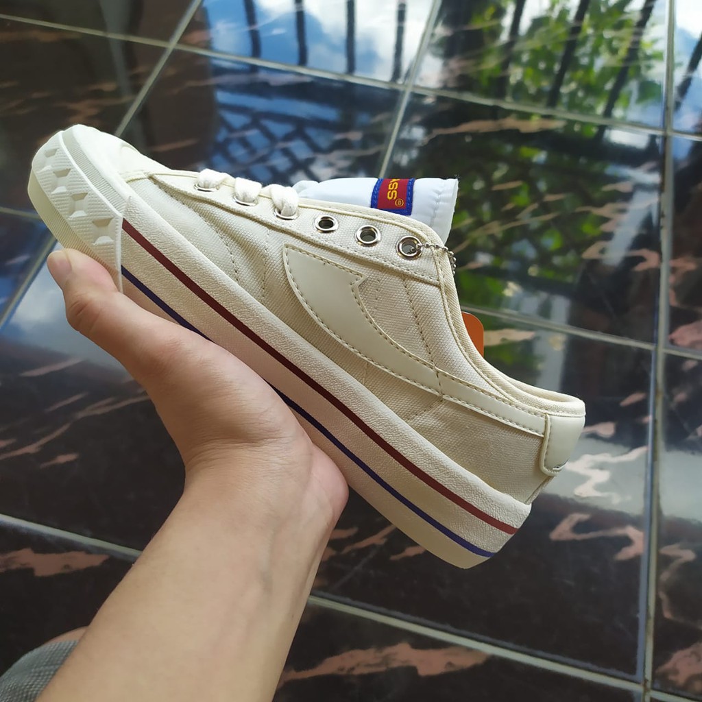 Sepatu Compass Retrograde Cream Low