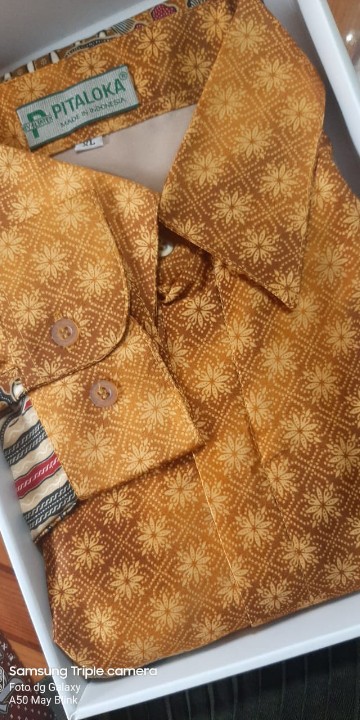 Kemeja Batik Pria Semi Sutra Kemeja Batik Lengan Panjang  Berfuring Atasan Batik Pria Semi Sutra