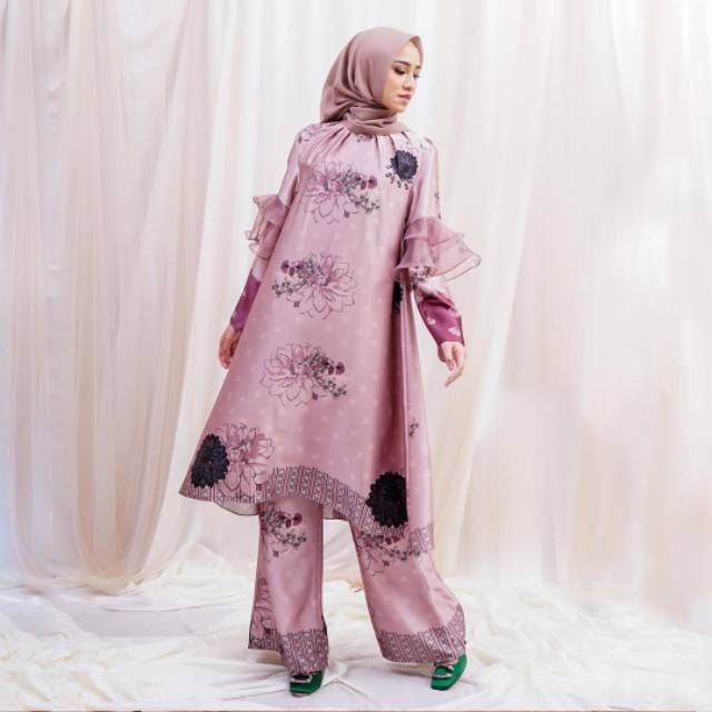 Minara tunic by Restu Anggraini size M free Victorian brooch