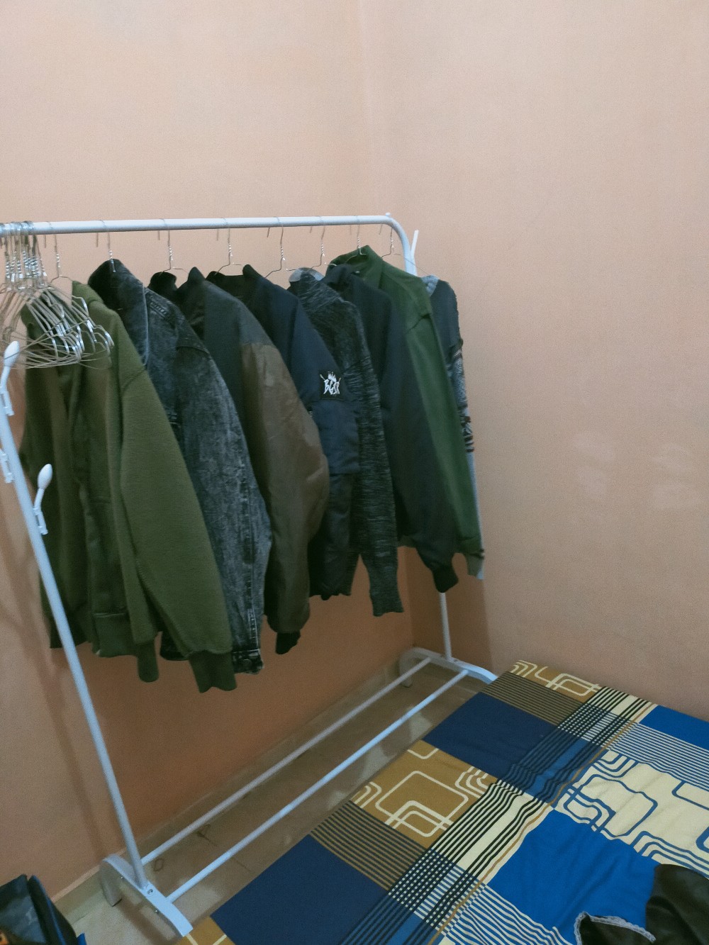 Windproof Clothes Hanger Dengan Gantungan Topi -putih Mg733