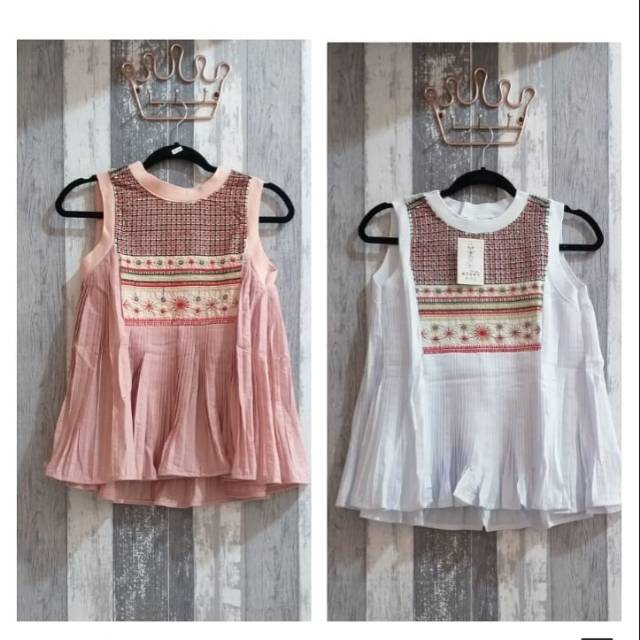 Blus plisket tanpa lengan bordir timbul