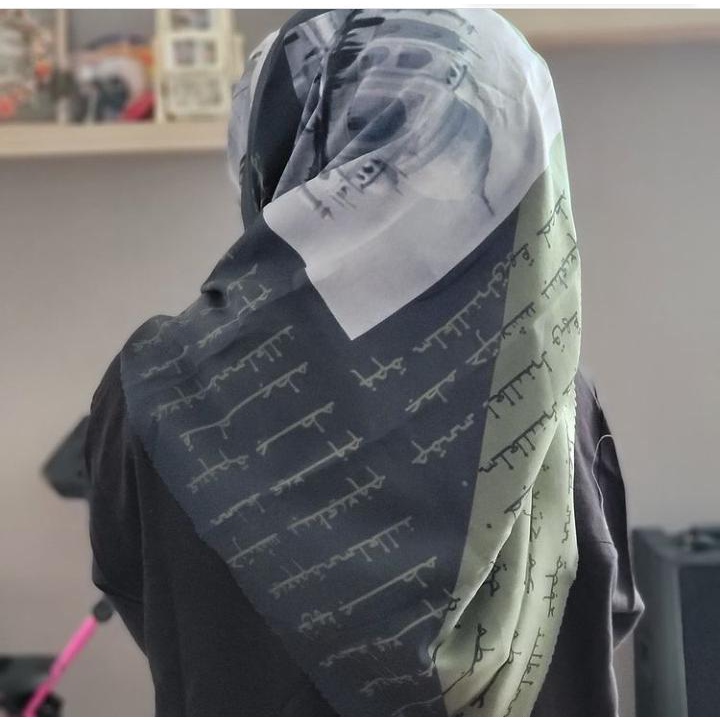 TERBARU JILBAB SEGIEMPAT VOAL MOTIF KORAN HIJAB VOAL MOTIP SEGI EMPAT LASERCUT KERUDUNG NN HIJAB-M471 Hijau Hitam