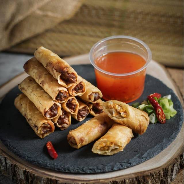 Lumpia mini garing frozen isi 14pcs dan sambal