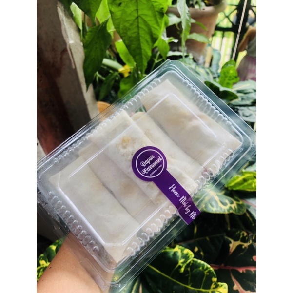 Lumpia isi ayam suwir pedas