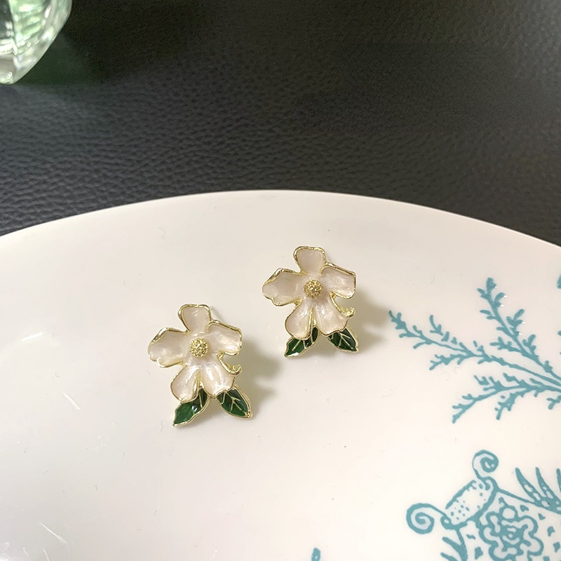 Anting Stud Desain Bunga Gardenia Warna Putih Untuk Aksesoris Perempuan