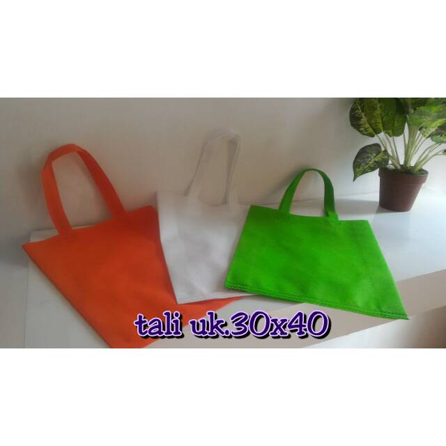 

Tas spundbond/ goodie bag dengan pegangan takli ukuran 30x40x9