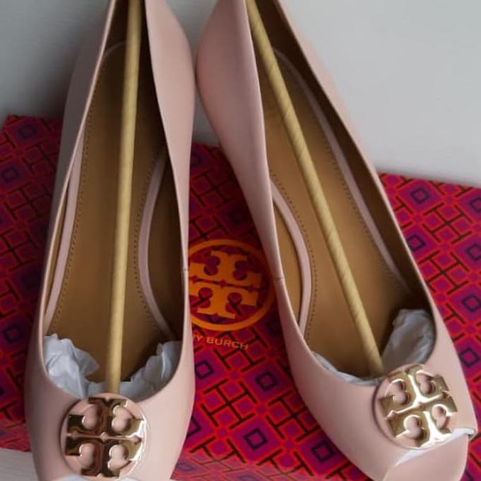 ❤️ TERMURAH WEDGES SEPATU❤️ SEPATU TORY BURCH CLAIRE WEDGE 65MM OPEN TOE SHELL PINK GHW