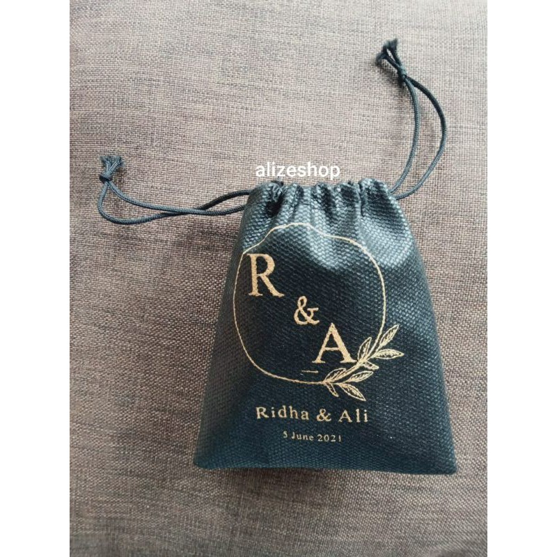 

Kantong Serut Spunbond TEBAL 100gsm Hitam Putih Pouch Souvenir Sablon