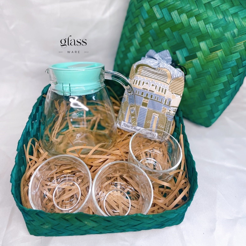 

Hampers Idul Adha / Hampers Lebaran Gift Set Graduation Sajadah + Teko Teh Kopi + 3 Gelas Kaca Premium