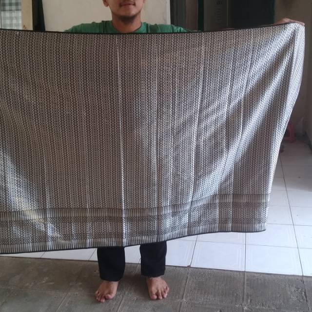 Kain songket (kain tenun khas lombok)