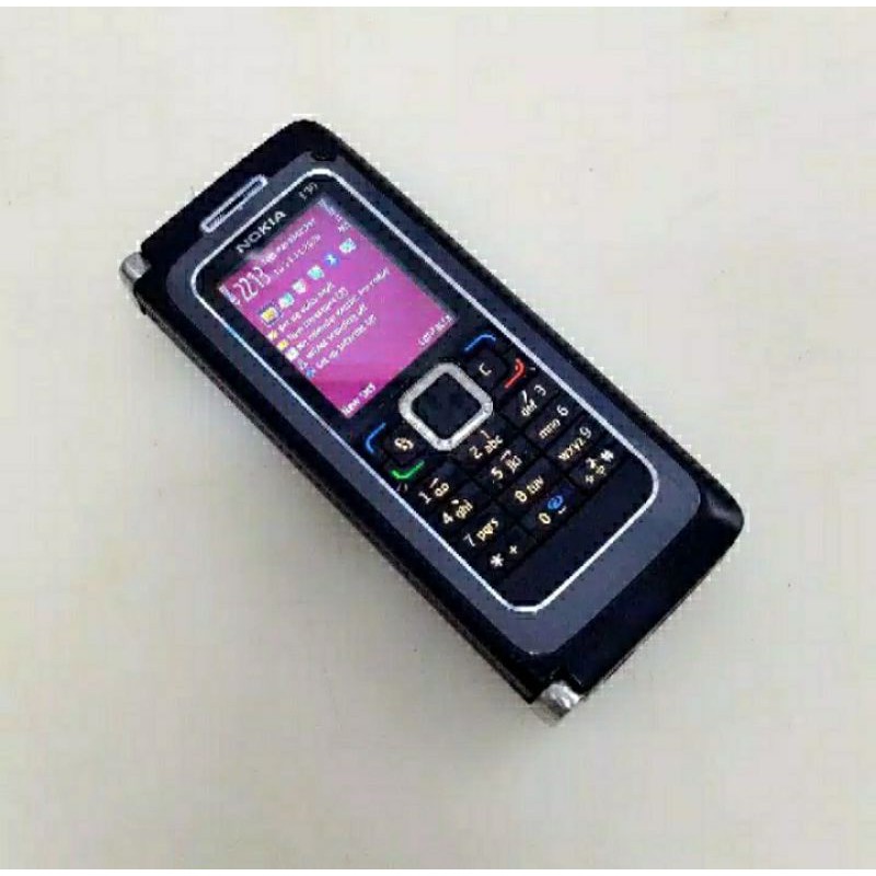 Handphone Nokia E90 communicator dan baterai