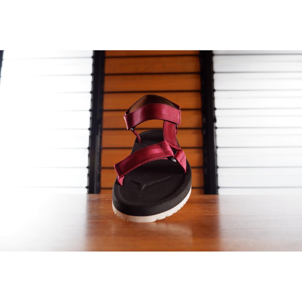 SANDAL KASUAL GUNUNG PRIA WANITA VOLKERFOOTWEAR MARCO2 MAROON