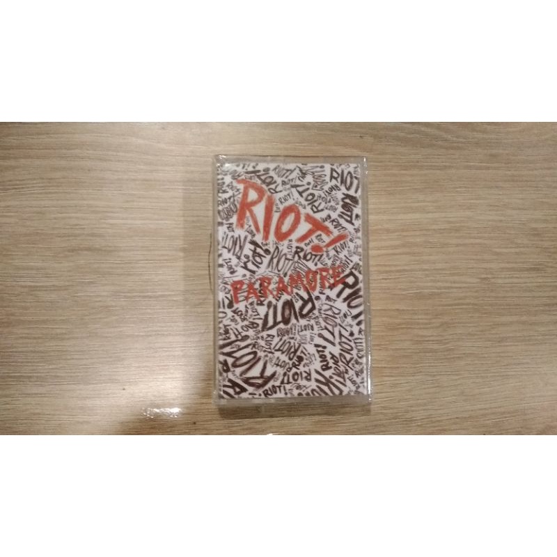 Kaset Pita Paramore Riot (Segel)