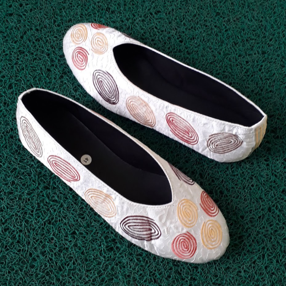 etnik fashion sepatu wanita flat slip on bordir keong putih