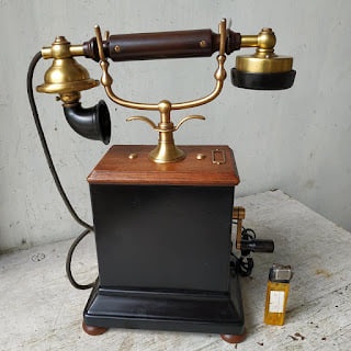 Pajangan Telepon Kuno L.M. Ericsson Fungsi
